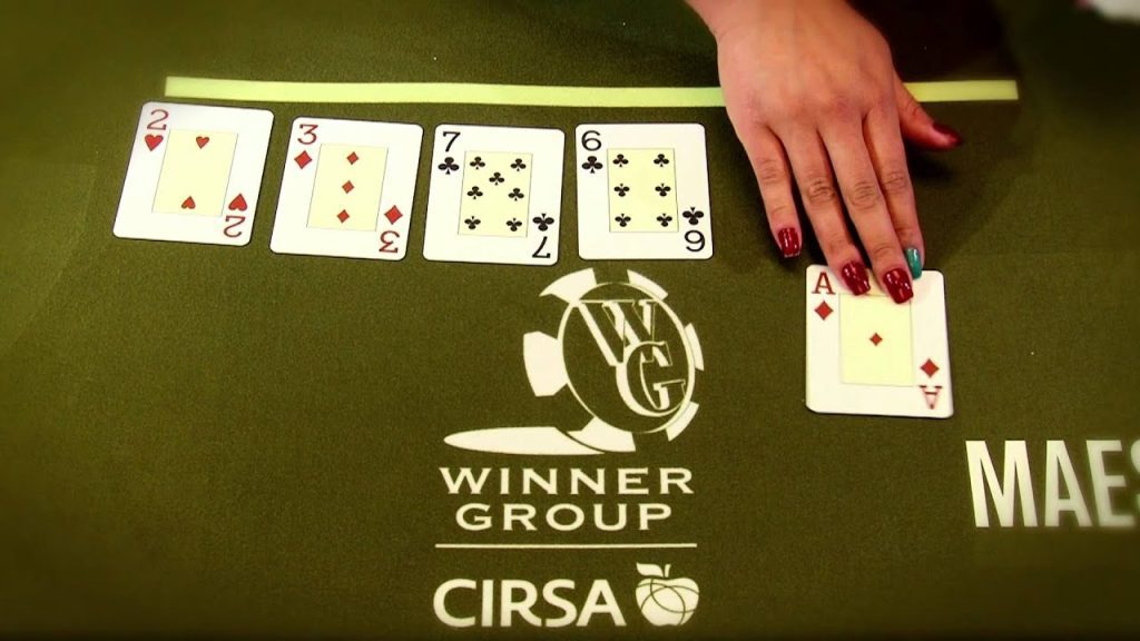 Cómo se llama la persona que reparte las cartas en los casinos